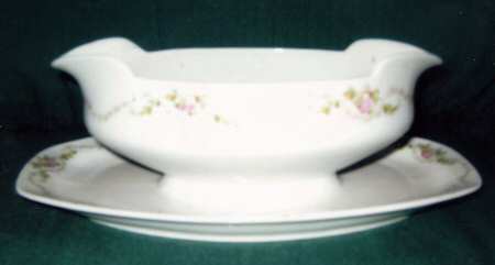 ALT612 Gravy Boat with Attached Underplate