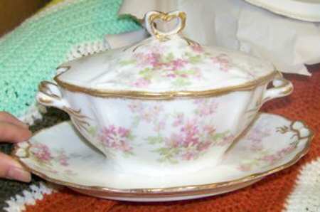 AHR873 Gravy Boat w/Attached Underplate & Lid