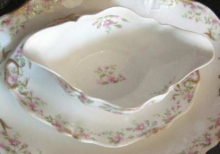 AHR893 Gravy Boat with Attached Underplate