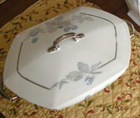 1307 Oval Covered Vegetable