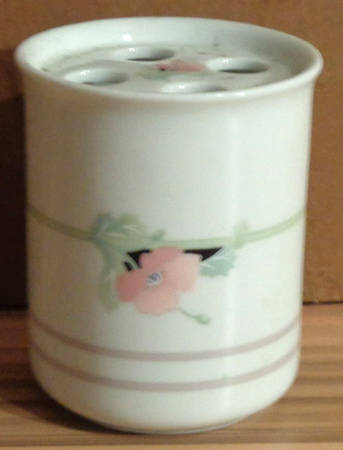 Anastasia Toothbrush Holder