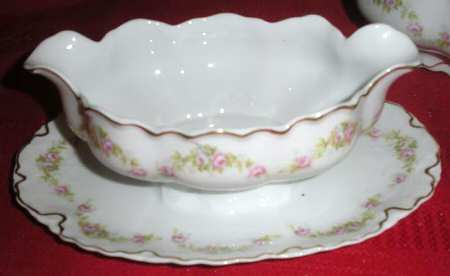 3211 Gravy Boat with Attached Underplate