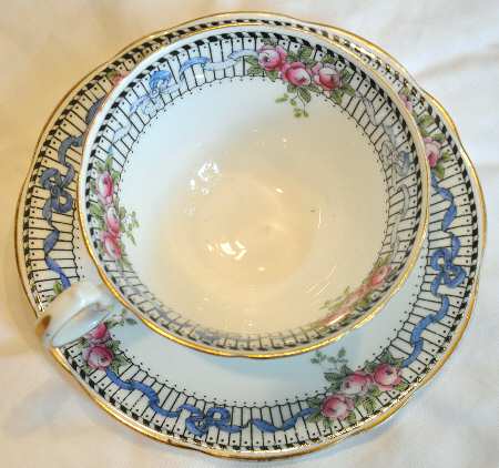 A4943 (Scalloped, Gold Trim) Footed Cup & Saucer Set
