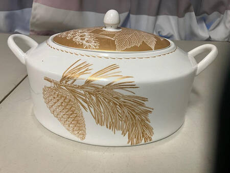Gold Leaves Oval Covered Vegetable