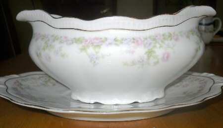 ADH27 Gravy Boat & Underplate