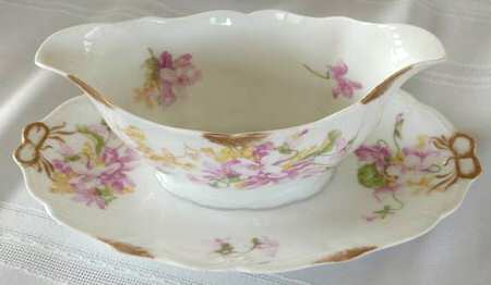Louisiane Gravy Boat with Attached Underplate