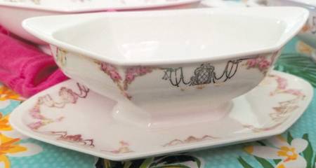 ALT714 Gravy Boat with Attached Underplate