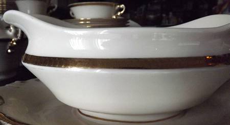 AR13 Gravy Boat with Attached Underplate