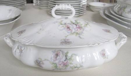 AUS477 Oval Covered Vegetable