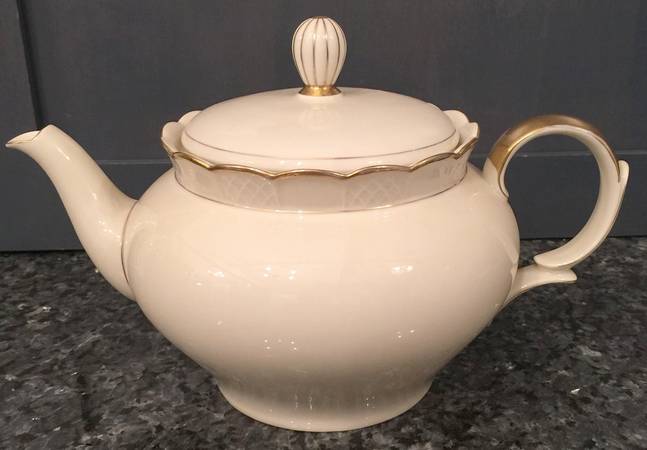 4438 Teapot & Lid