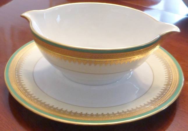 AHR1142 Gravy Boat with Attached Underplate