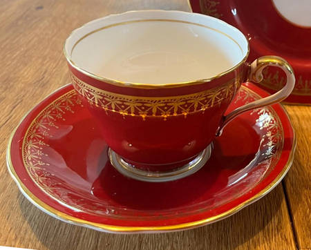 C796 Marron Footed Cup & Saucer Set