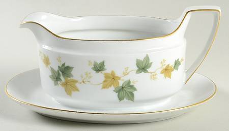 Vineyard Gravy Boat with Attached Underplate