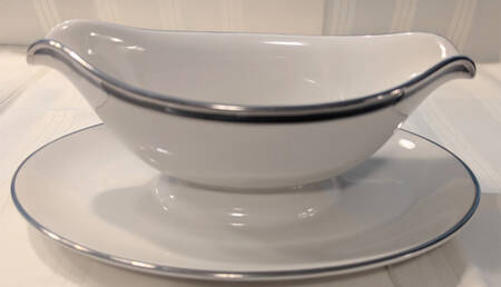 Onyx Gravy Boat with Attached Underplate
