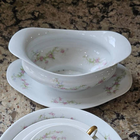 BER114 Gravy Boat with Attached Underplate