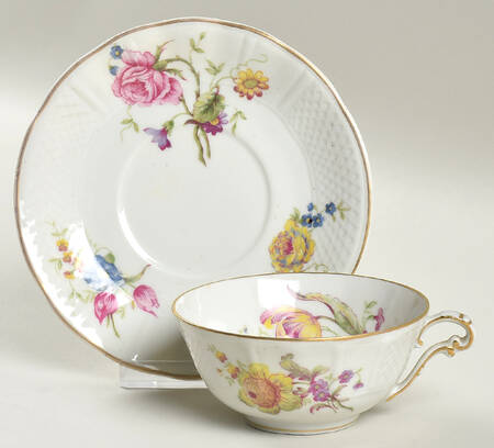 BER118 Footed Cup & Saucer Set