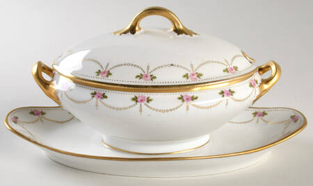 BER126 Gravy Boat w/Attached Underplate & Lid