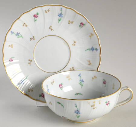 Pompadour (Scalloped, White Background) Breakfast Cup & Saucer Set