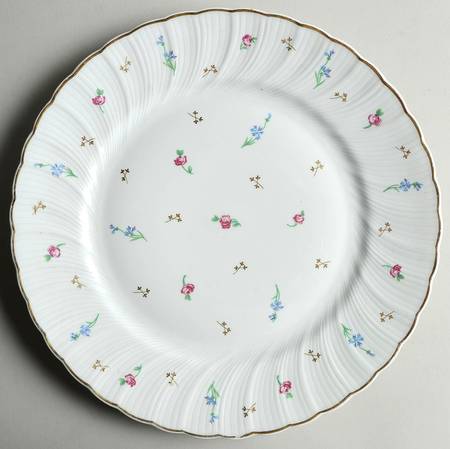 Pompadour (Scalloped, White Background) Dinner Plate