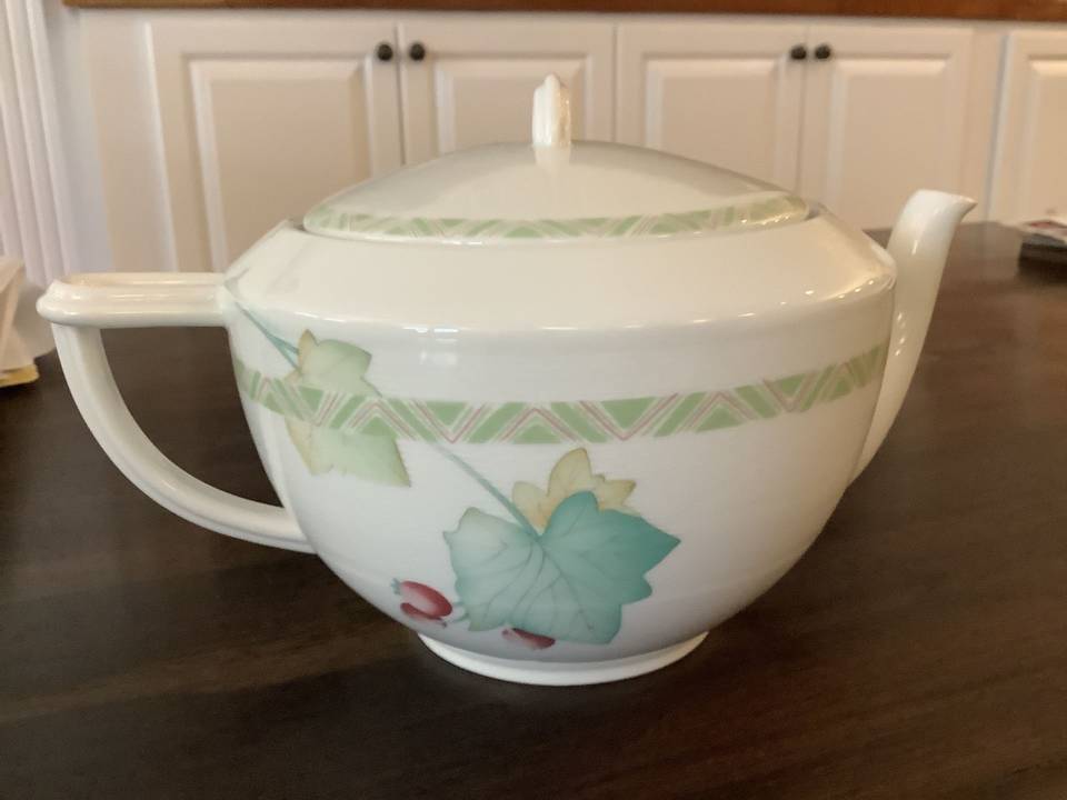 Red Berry Teapot & Lid