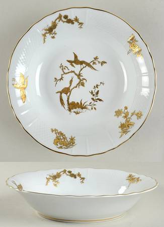 Reine Elisabeth (White Background) 9" Round Vegetable Bowl