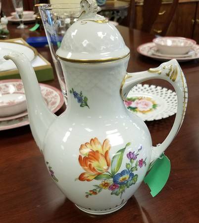 Saxon Flower (White Background) Coffee Pot & Lid