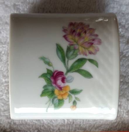 Saxon Flower (White Background) Cigarette Holder