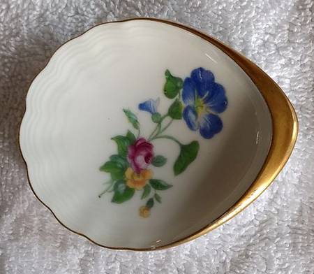 Saxon Flower (White Background) Oval Ashtray