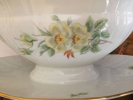 Scotch Rose II Gravy Boat with Attached Underplate