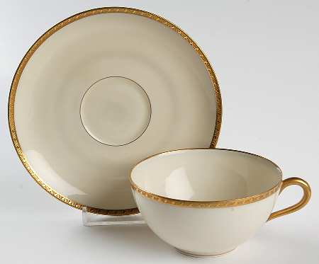 Mignon Flat Cup & Saucer Set
