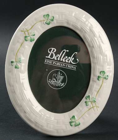 Shamrock Oval Frame-Holds 3 1/2" X 5"