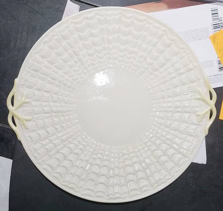 Tridacna White Handled Cake Plate