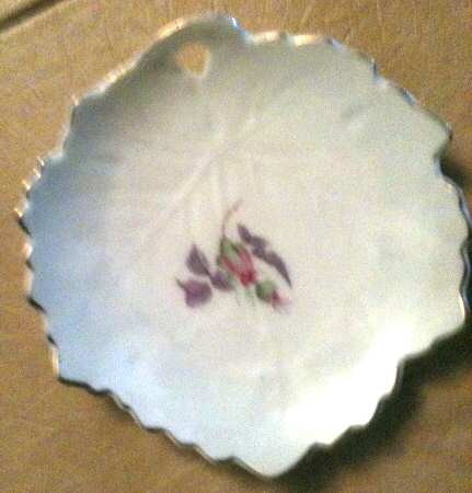 BOH5 (Embossed Vertical Lines) Leaf Shaped Dish