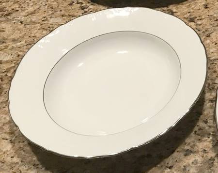 Contessa Platinum 9" Round Vegetable Bowl