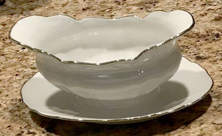 Contessa Platinum Gravy Boat with Attached Underplate
