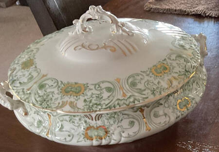 Laurel Green Round Covered Vegetable