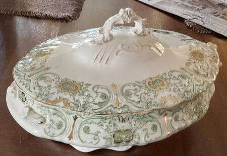 Laurel Green Oval Covered Vegetable