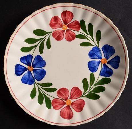 Laurel Wreath Petunia Luncheon Plate