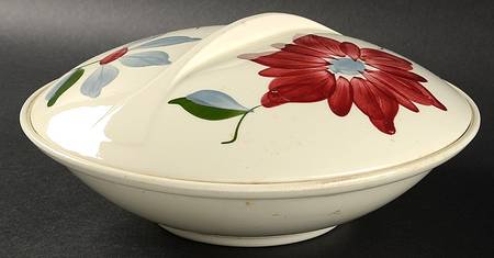Poinsettia (Colonial) Round Covered Vegetable