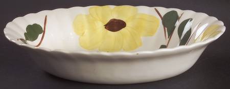 Ridge Daisy 9" Oval Vegetable Bowl