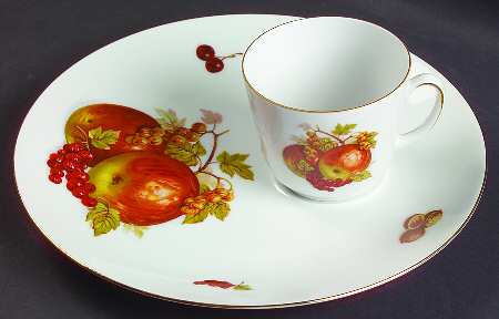 BTH4 (1-16" Gold Trim) Snack Plate & Cup Set