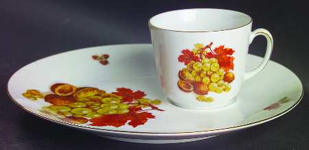 BTH4 (1-16" Gold Trim) Snack Plate & Cup Set