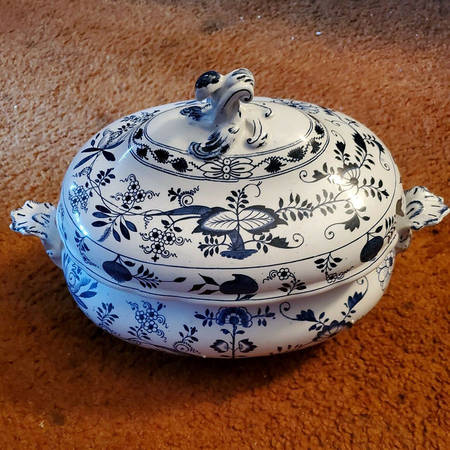 Dresden Oval Covered Vegetable