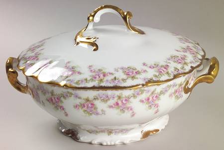 Bridal Wreath Round Covered Vegetable