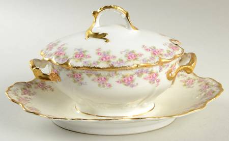 Bridal Wreath Sauce Boat with Attached Underplate & Lid