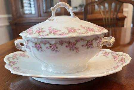 BWD1 Gravy Boat w/Attached Underplate & Lid