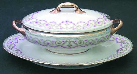 BWD34 Gravy Boat w/Attached Underplate & Lid