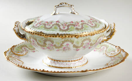 BWD39 Gravy Boat w/Attached Underplate & Lid