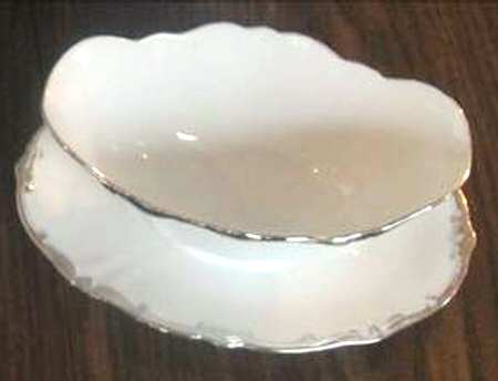 BTH64 Gravy Boat with Attached Underplate