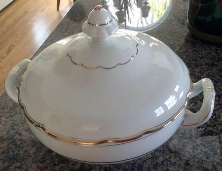 BAV44 Round Covered Vegetable
